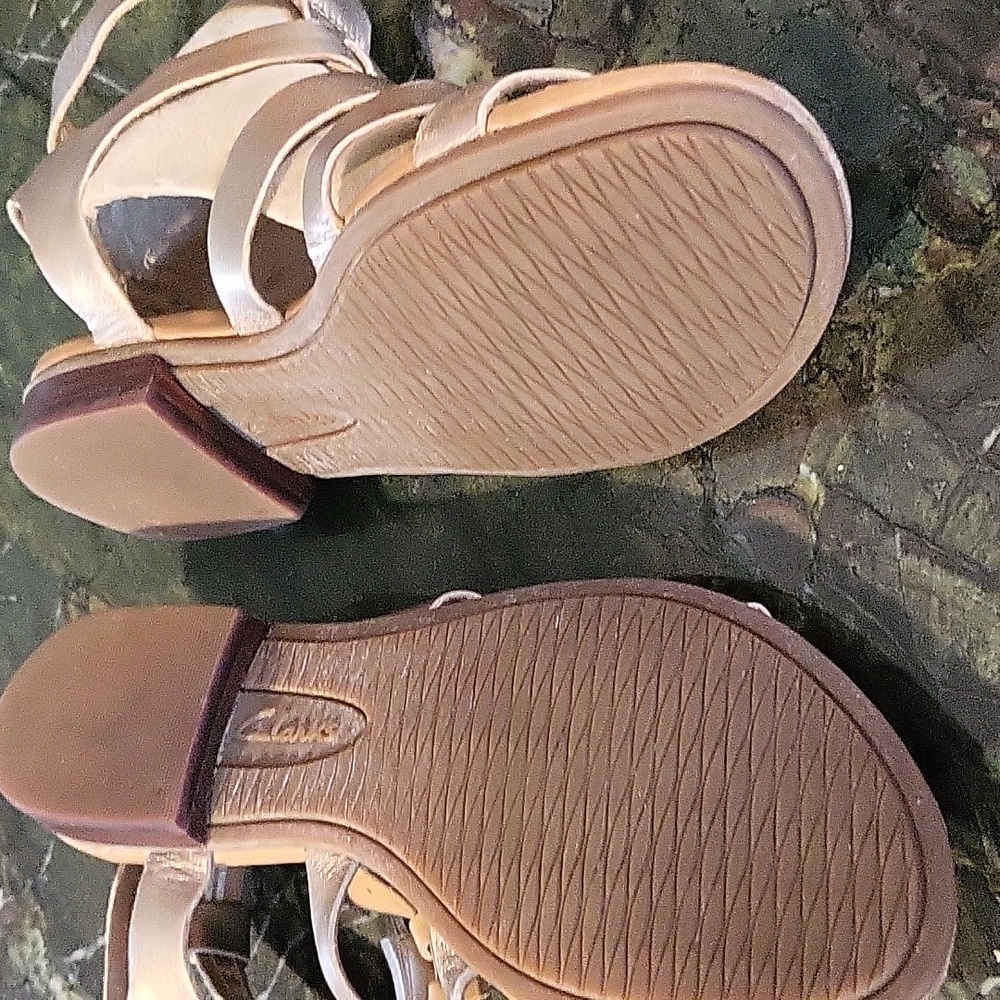 CUTE GOLDEN ANKLE SANDALS.  7.5 - Picture 4 of 6